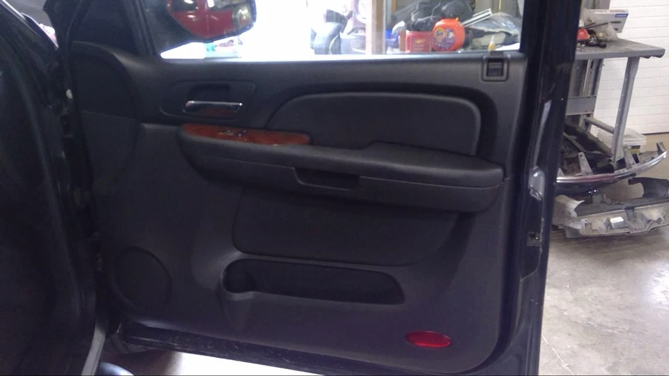 Used Front Right Door Interior Trim Panel fits: 2009 Chevrolet Suburban 1500  Gr Foto 3 de 4