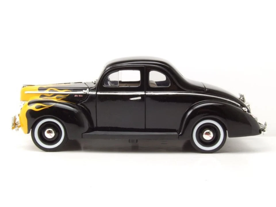 Ford Deluxe Coupe 1940 Nero Con Fiamme Modellino Auto 1:18 MotorMax - Immagine 3 di 4
