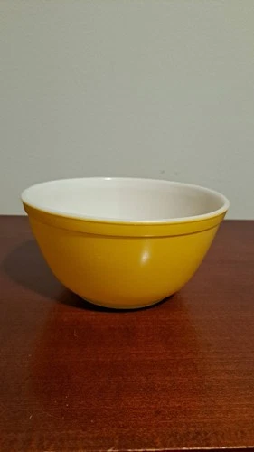 Pyrex Vintage 402 Primary Color Yellow 1 1/2 Quart Mixing Serving Bowl