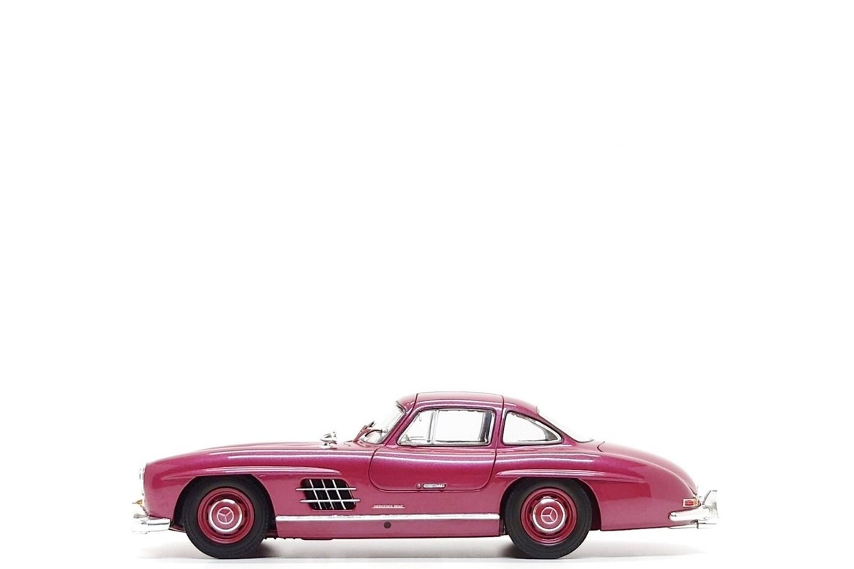 Minichamps 1:18 Mercedes-Benz 300 SL Gullwing in Strawberry Red