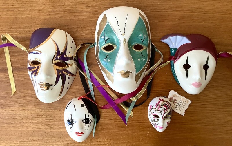 Lot of 5 Wall Ceramic Masks Hand Painted Mardi Gras Style Various Sizes Colors