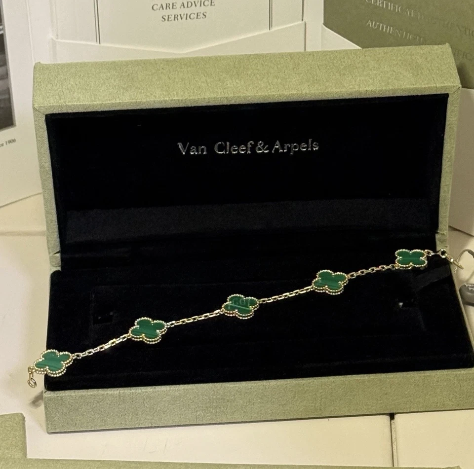 Van Cleef & Arpels Malachite Clover Motif 18k Yellow Gold Bracelet - Image 2 of 3