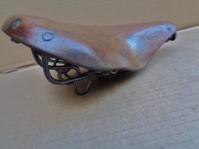 LA GARCONNIERE vous propose la selle en cuir Marron Made in France BEAU