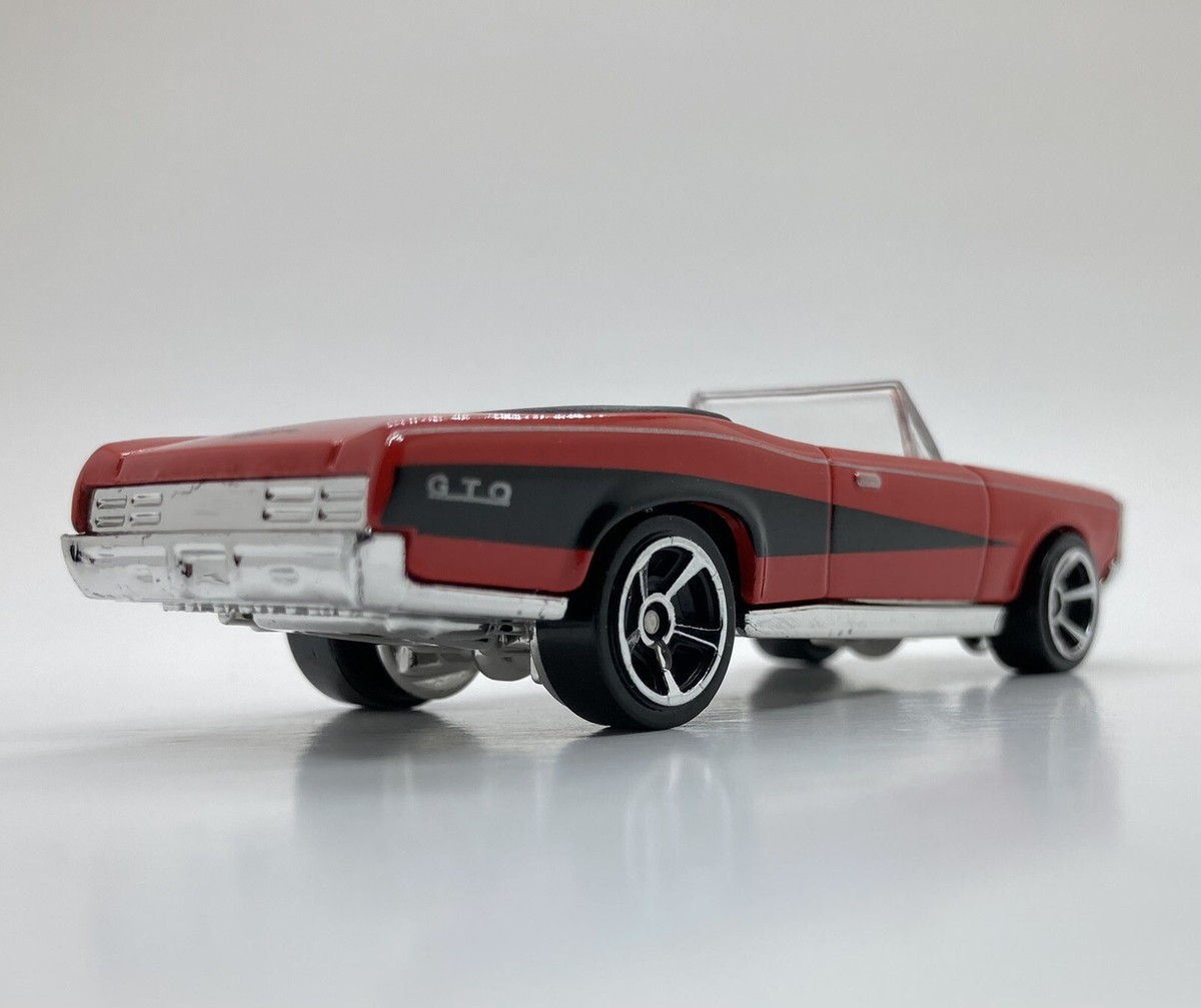 ミニカー Hot Wheels Classics 1967 PONTIAC GTO Amazon.com: Hot Wheels '67 Pontiac GTO Convertible, Classics