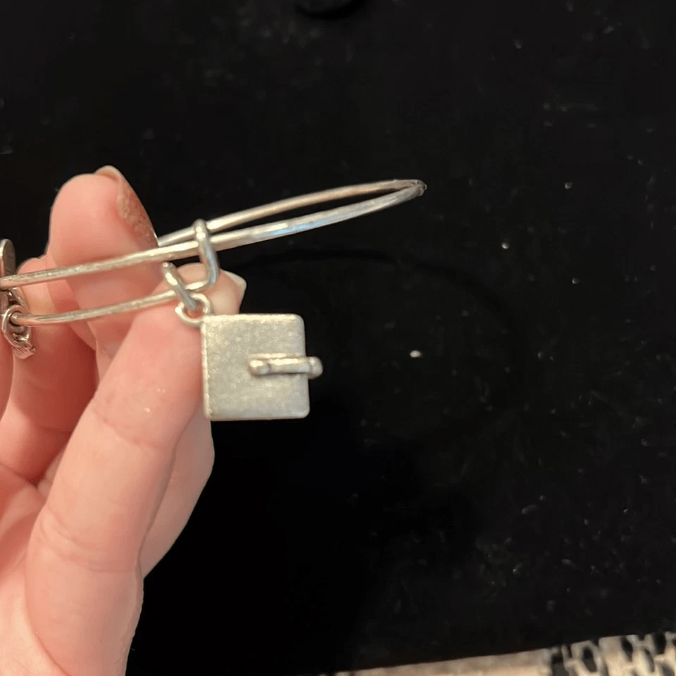 Alex and Ani 2018 Graduate Bracelet - Imagem 3 de 3