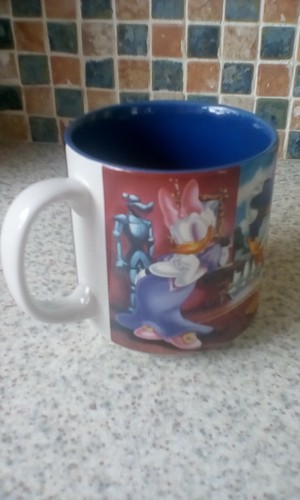 WALT DISNEY CLASSICS 2002 MICKEY AND THE GANG FILMING MUG 9CM HIGH 8.5CM DIAM - Picture 5 of 6