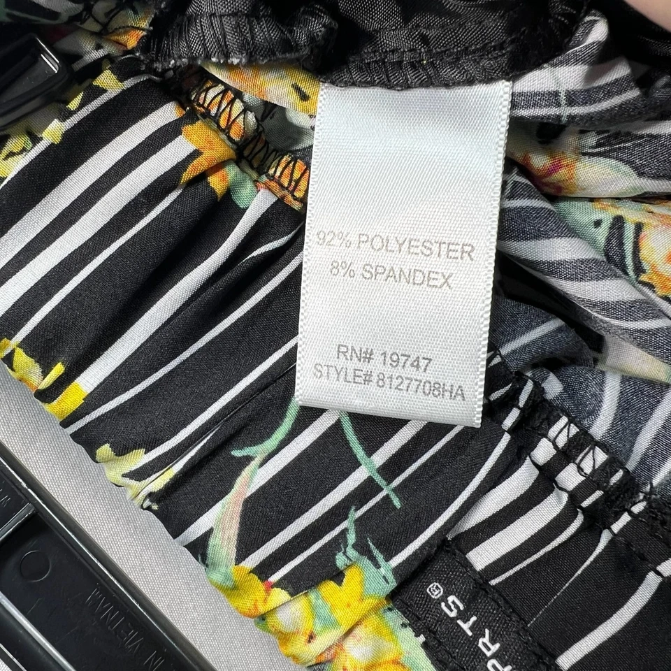 Pantalones de mujer Counterparts talla pequeña negros con bolsillos florales elásticos Foto 4 de 4