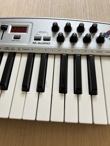 M-Audio Midiman Oxygen 8 Midi 25-Key Mobile Keyboard Tested Silver Read - Picture 7 of 19