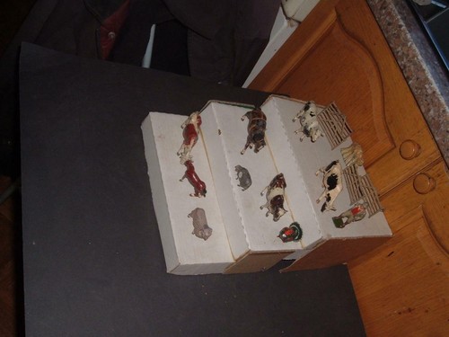 A JOB LOT OF BRITAINS ETC LEAD FARM ANIMALS FENCES IDEAL FOR A FARM LAYOUT - Picture 2 of 2