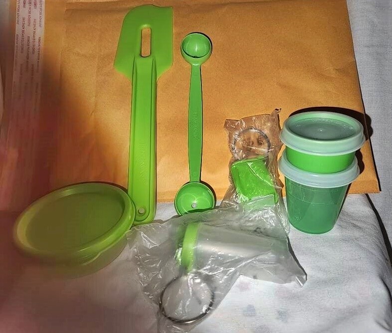 Tupperware 7pc KIWI KEYCHAINS SMIDGET MINI MIDGET SCRAPER MELON GADGET KEEPER