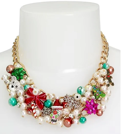 NUEVO Collar Betsey Johnson Navidad Calavera de Azúcar Distintivo Oso Precio de venta sugerido por el fabricante $148 Foto 3 de 4