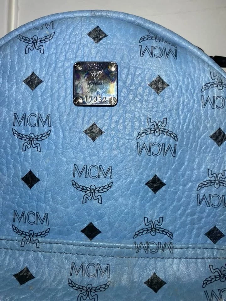 Mochila MCM con tachuelas laterales azules en Visetos Foto 3 de 4