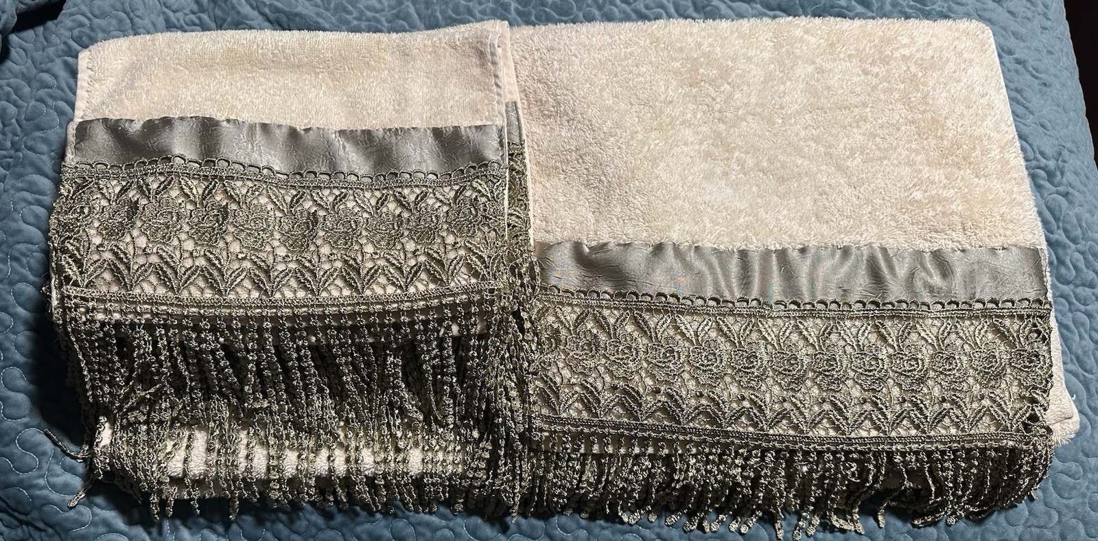 Croscill Decorative Towel Set With Matching Shower Curtain Please Read Discrip