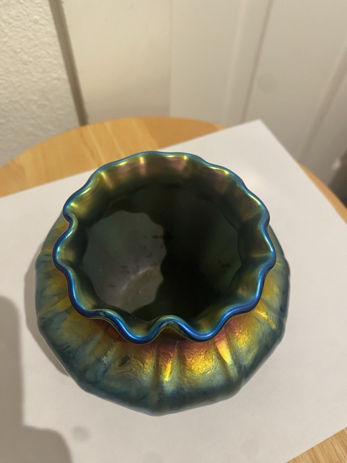 LUNDBERG STUDIOS ART GLASS HEART VASE IRIDECENT W/SCALLOPED OPENING SIGNED 1998