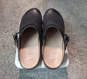 Dansko Berry Womens Size 39 / 8.5 Black Leather Clogs With Ankle Strap EUC