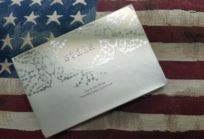 Stila Trust in Love Lidschattenpalette mit Lip Glaze in Apricot und Mascara 