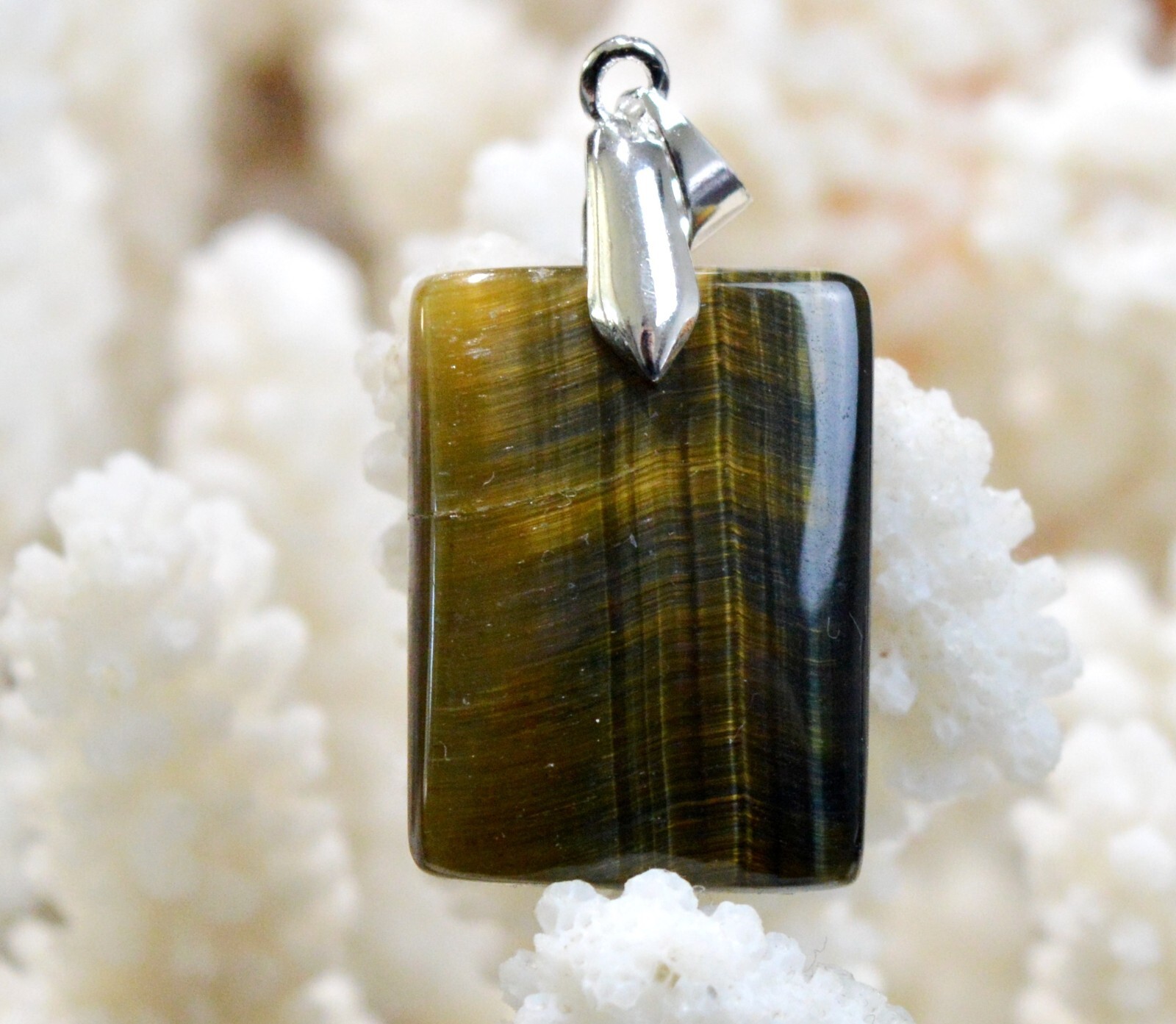 Pendentif oeil de tigre et faucon en cabochon, le bijou idéal à porter au quotidien