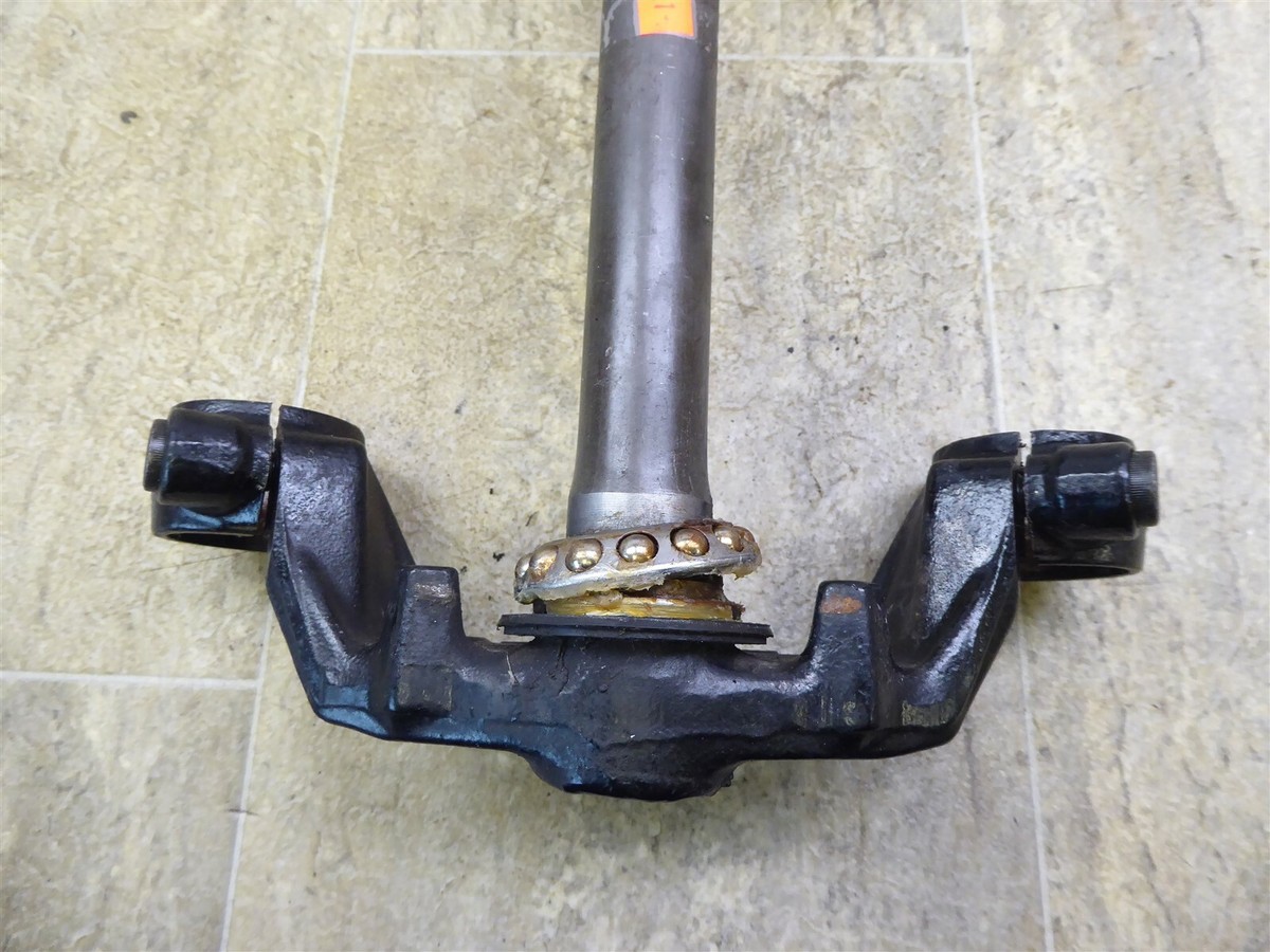 1985 Honda VF700C Magna H1427-1) triple tree steering stem clamp