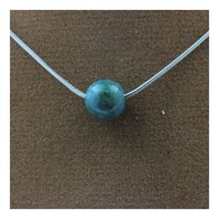 Mineralien Und Edelsteine. Halskette Mit Einer Apatit Perle 8 Mm Stahlkette