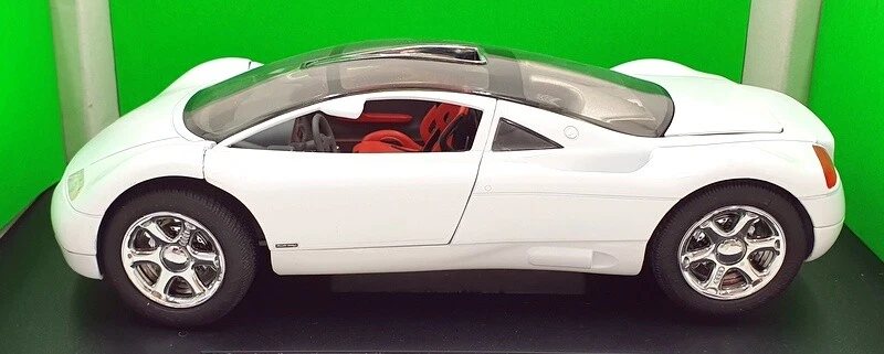 Revell 1/18 Scale Diecast 08913 - Audi Avus Quattro - White - Image 3 of 4