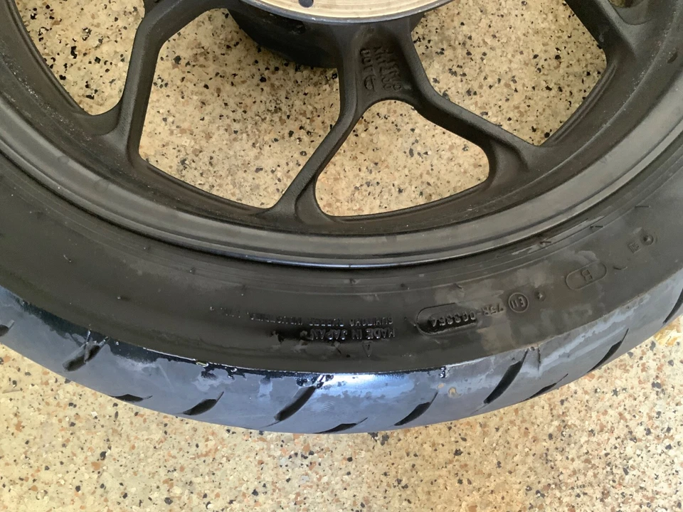 Llanta trasera negra Yamaha YZFR3 YZF R3 YZF-R3 2015-2018 con neumático y rotor Foto 4 de 4