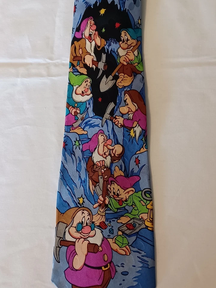 Corbata de Colección Disney Store, Los Siete Enanitos 100% Seda Hecha a Mano. Foto 2 de 4