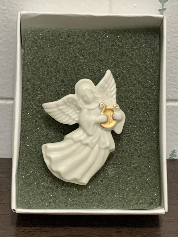 Broches de Navidad Lenox Ángel de porcelana con alfiler de arpa y corazón Foto 2 de 4