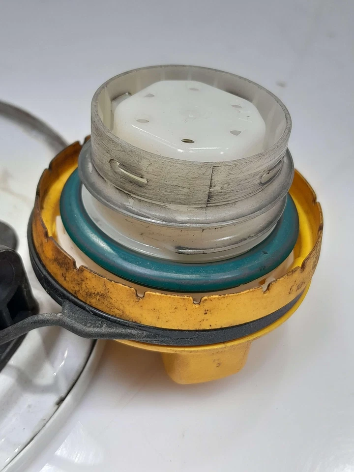 Puerta de llenado de combustible Chevy Caprice 11-17 aleta de gas blanca GII OEM 92219639 Foto 3 de 4