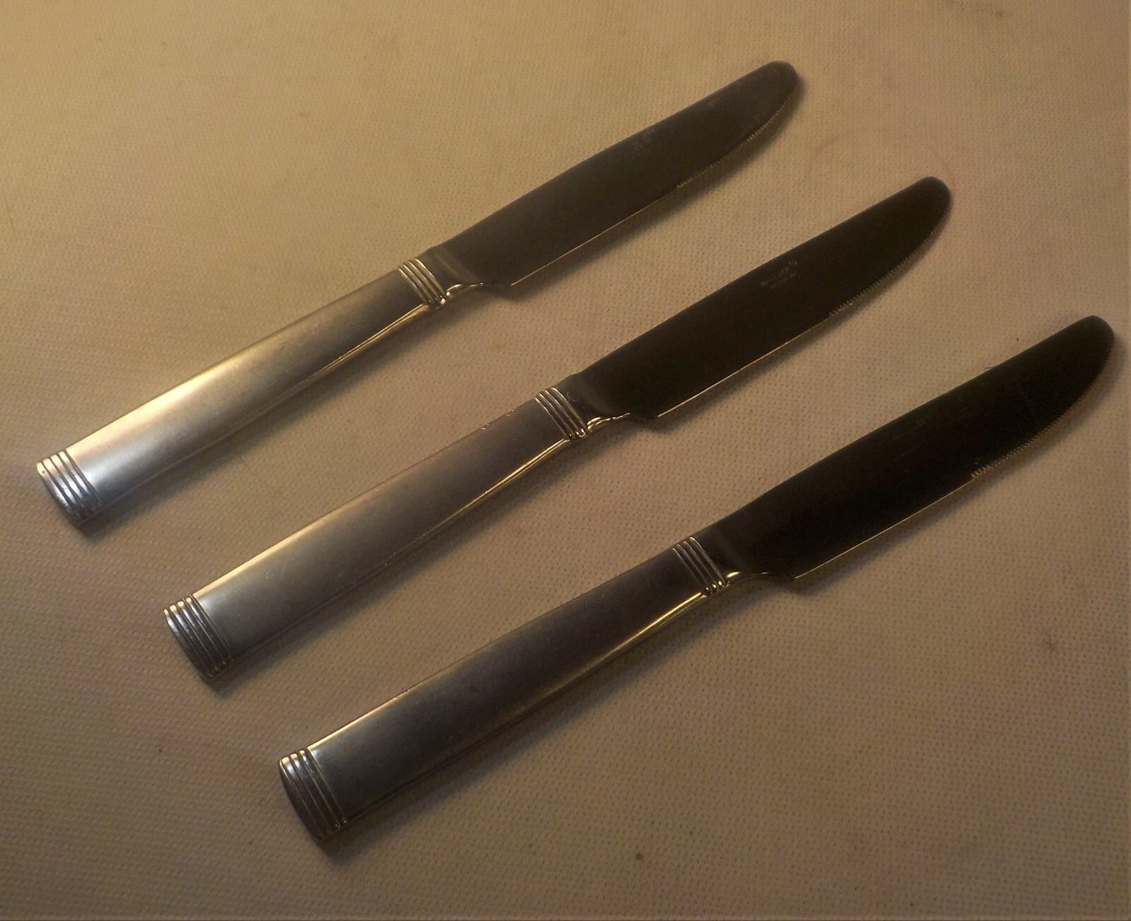 3 Pieces WALLACE Silver "Zenith-Frost" Dinner Knives Serrated Flatware 8-3/4"