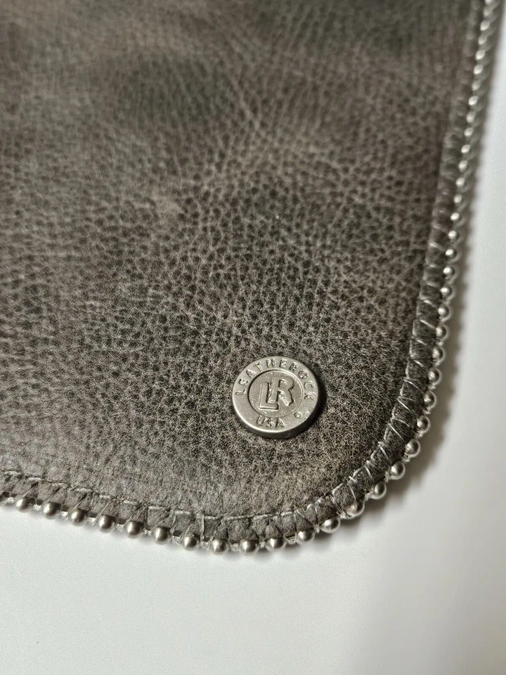 Leatherock USA 卵石纹皮革袋链条细节和斜挎包灰色 7.75 英寸 x 6.25 — 第 3/4 张图片