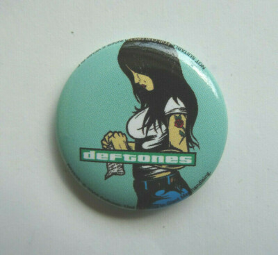 DEFTONES BUTTON ANSTECKER BADGE PIN GIRL AROUND THE FUR 2,5cm