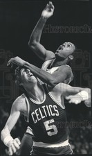 1985 Press Photo Alton Lister, Milwaukee Bucks plays against Boston Celtics