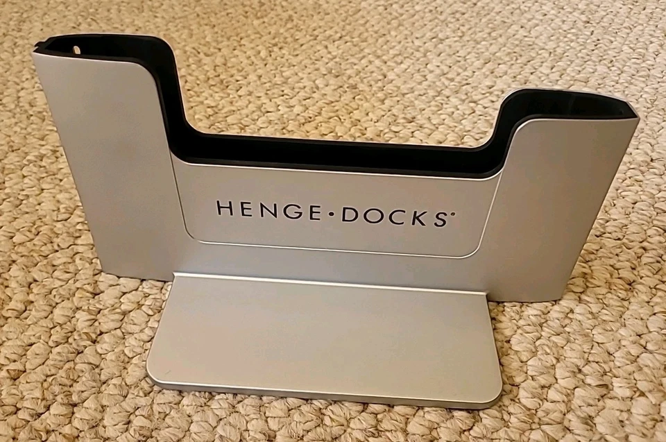 Henge Docks Base Vertical HD05VA15MBP | 15” MacBook Pro Retina | Soporte Plateado Foto 3 de 4