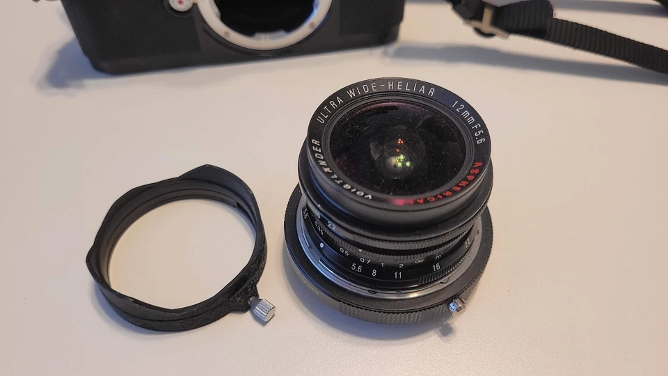 Excellent Voigtlander Ultra Wide-Heliar 12/F5.6 Aspherical Lens - plus adapter - Image 3 of 4