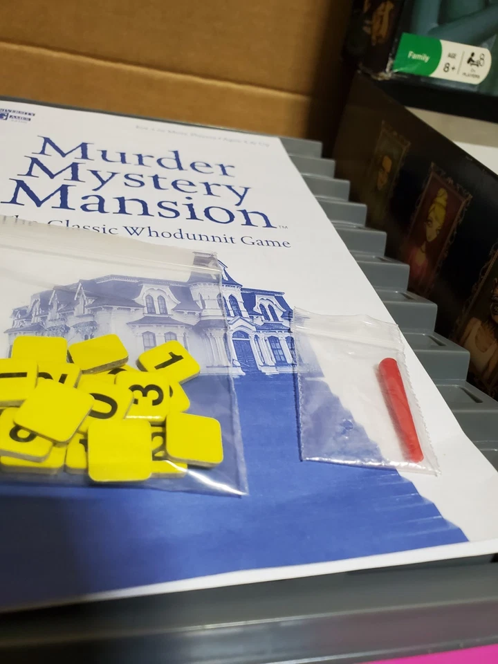 Murder Mystery Mansion: The Classic Whodunnit Game University (peças seladas) - Imagem 3 de 4