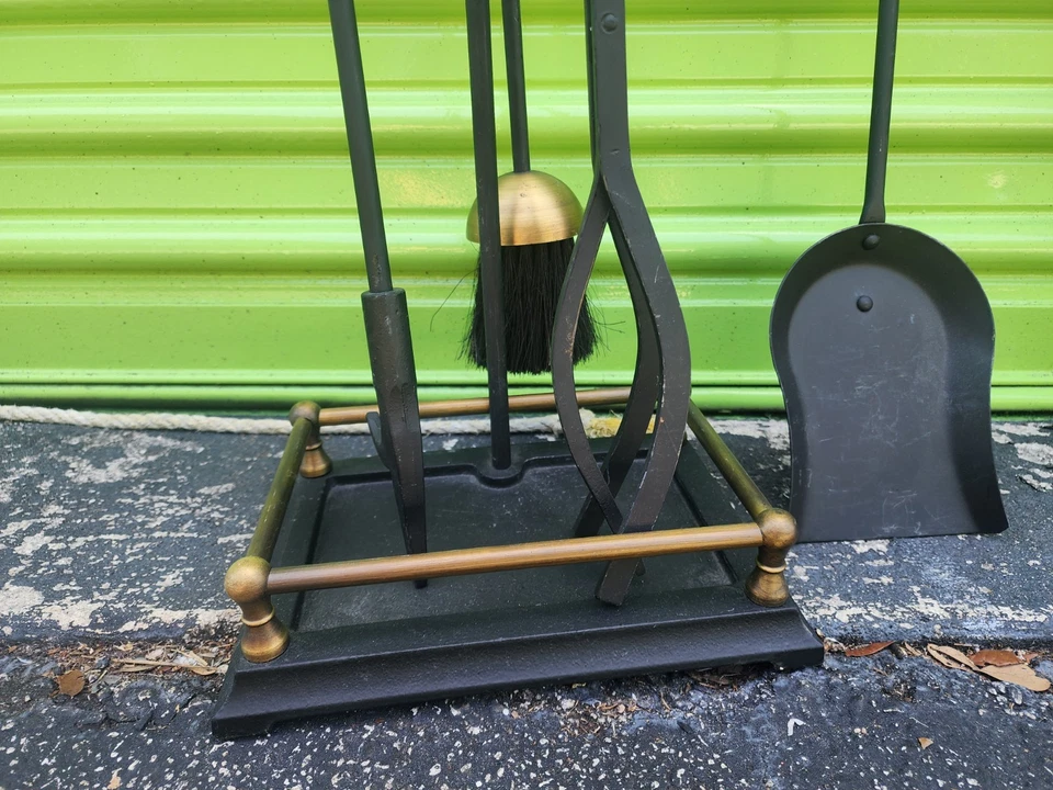 Chimenea PILGRIM de colección 4 piezas herramienta de chimenea, juego de soporte, hierros grandes latón Foto 4 de 4