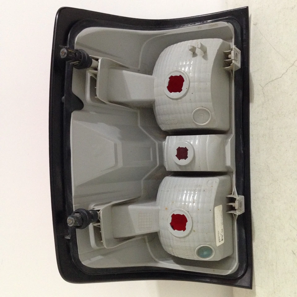 Luz trasera halógena del lado del conductor izquierdo Chevy Silverado GMC Sierra 2014-2019 OEM Foto 3 de 4