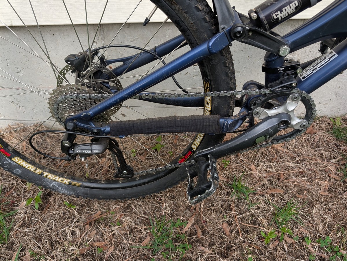 2004 Specialized Enduro Comp Full Suspension Mountain Bike, Medium
