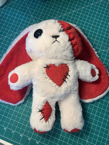 Peluche Dreadfuls "Love Rabbit" di Mysterious Peluche Coniglietto Cuore Rosso RARO - Foto 2 di 20