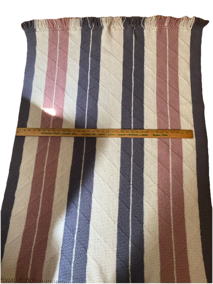 Manta tejida ganchillo vintage hecha a mano afgana rosa gris blanco aprox 38x60 Foto 2 de 3