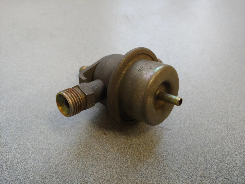 VERY NICE USED ORIGINAL PORSCHE 911 3.2 CARRERA 928 FUEL PRESSURE REGULATOR - Изображение 3 из 4