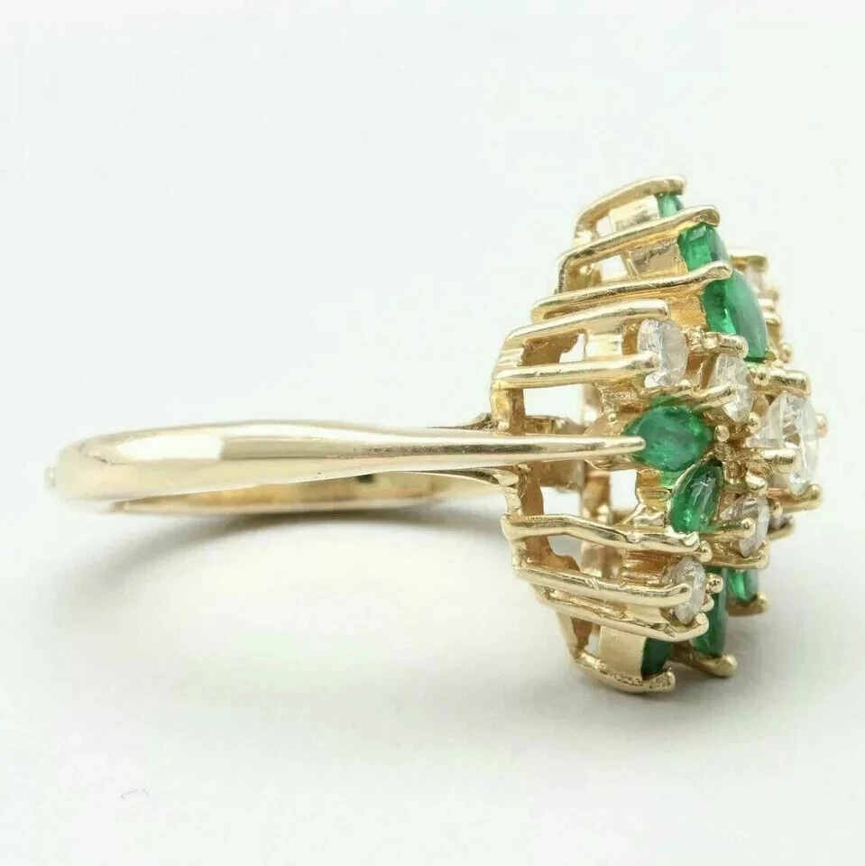 Anillo de cóctel de diamantes y esmeraldas creado en laboratorio con marquesa de 2 quilates enchapado en oro amarillo de 14 k Foto 2 de 4