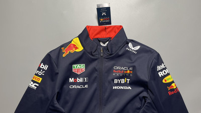 @tubaki? Red Bull サイクルジャケット Amazon.com: Oracle Red Bull Racing Red Bull Racing Water Resistant