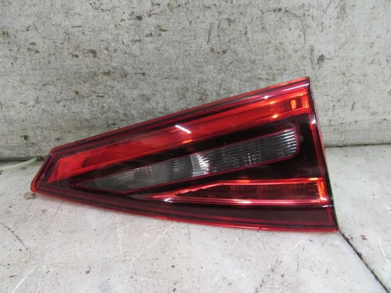 Luz trasera Infiniti QX30 2017 Rh OEM montada en gat Foto 4 de 4