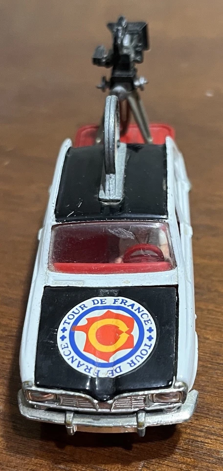 Vintage Corgi Toys RENAULT 16TS ~ TOUR DE FRANCE Paramount Filming Team - Image 2 of 4