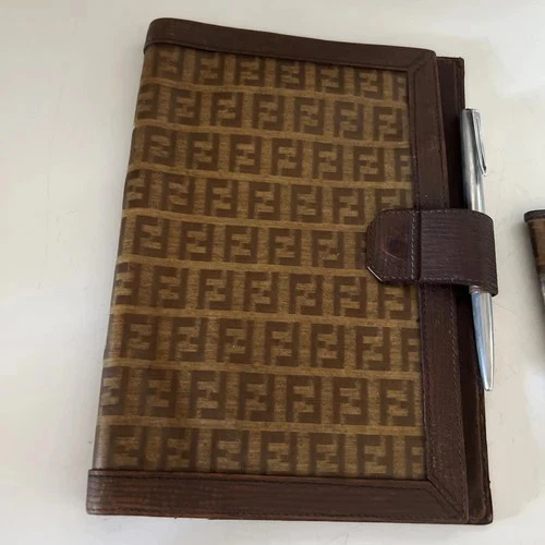 Soporte Agenda Fendi + Cartera Zucca Vintage Tela Laminada Foto 2 de 4