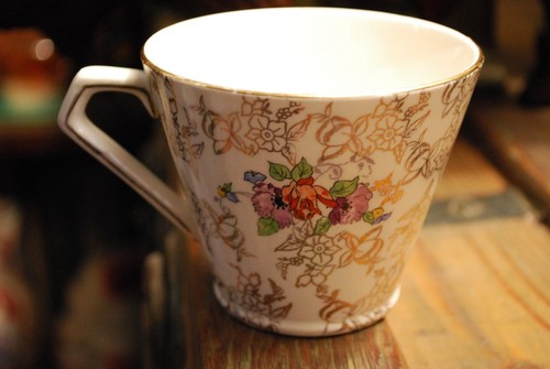 Vintage 1930s Lord Nelson POMPADOUR Teacup W Gold Chintz ENGLAND Fine China - Picture 8 of 10