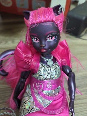Mattel Monster High Catty Noir Doll with Pet Cat Amulette