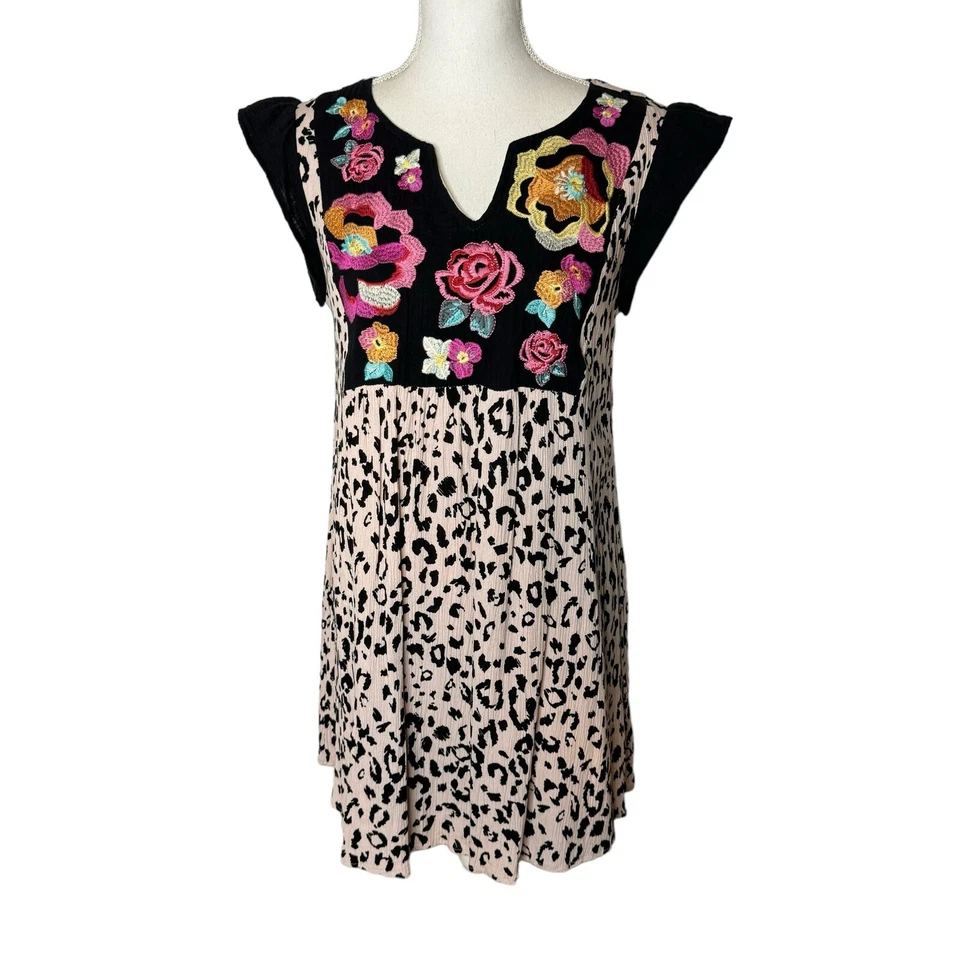 Vestido pequeno bordado leopardo manga com babado Savanna Jane