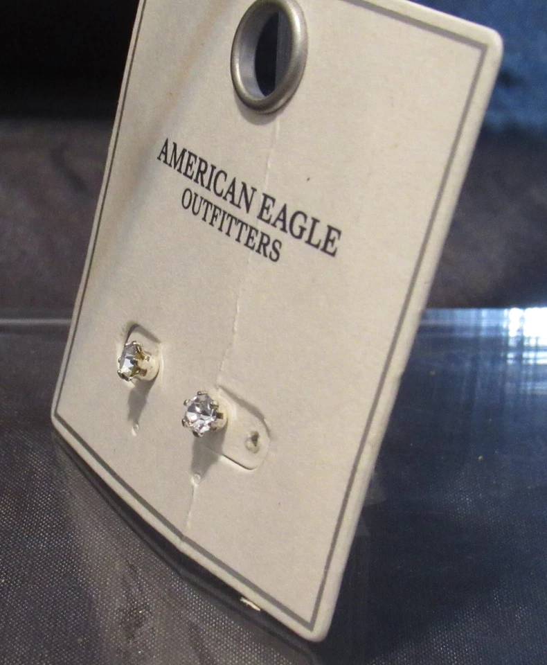 Aretes American Eagle tono plata con estrás transparente NUEVO Foto 2 de 3